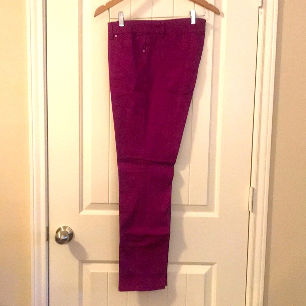 White House Black Market Blanc Slim Ankle 10R Very Berry NWT